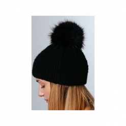 POMPOM - czapka z naturalnym futerkiem. Czarne czapki zimowe damskie Pompom. Za 195,00 zł.