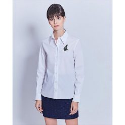 Bluzka w kolorze białym. Białe bluzki damskie Cacharel, z haftami, z bawełny, klasyczne. W wyprzedaży za 179,95 zł.