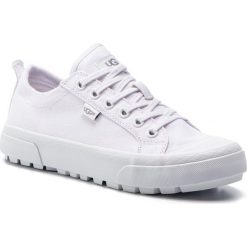 Trampki UGG - W Aries 1099876 W/Wht. Białe półbuty damskie Ugg, bez wzorów, z gumy, bez zapięcia. W wyprzedaży za 249,00 zł.