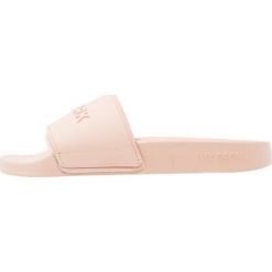 Sandały damskie: Ivy Park EMBOSSED LOGO SLIDES Sandały kąpielowe dusty pink