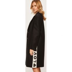 Love Moschino - Płaszcz. Czarne kurtki damskie Love Moschino, bez wzorów, z elastanu, klasyczne, bez kaptura. W wyprzedaży za 1899,00 zł.