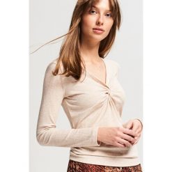 Dzianinowa bluzka z dekoltem - Beżowy. Brązowe bluzki damskie Reserved, s, bez wzorów, z dzianiny, bez kołnierzyka, bez rękawów. Za 39,99 zł.