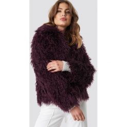 NA-KD Krótka kurtka sztuczne futro - Purple. Fioletowe kurtki damskie NA-KD, z haftami, z materiału, krótkie, bez kaptura. W wyprzedaży za 141,97 zł.