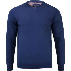 Męski Sweter Bawełniany (V-neck) - Adriano Guinari - granat SWADGAW17trunavyV. Niebieskie swetry męskie Adriano Guinari, m, bez wzorów, z bawełny, klasyczne, z klasycznym kołnierzykiem, bez kaptura. Za 99,00 zł.