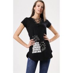 Czarna Tunika Platonic. Czarne tuniki damskie marki Born2be, na imprezę, s, z nadrukiem, z dzianiny, bez kołnierzyka, z krótkim rękawem. Za 39,99 zł.