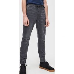 Jeansowe joggery slim - Szary. Szare spodnie męskie Cropp, m, bez wzorów, z jeansu. Za 129,99 zł.