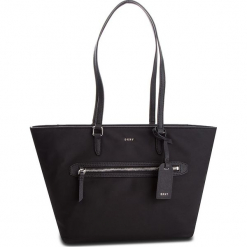 Torebka DKNY - Kaden R81AE398 BSV-Black/Silver 46. Czarne torebki klasyczne damskie DKNY, bez wzorów, ze skóry ekologicznej, klasyczne, bez dodatków. W wyprzedaży za 329,00 zł.