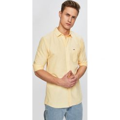 Tommy Jeans - Koszula. Białe koszule męskie Tommy Jeans, xl, bez wzorów, z bawełny, klasyczne, z klasycznym kołnierzykiem, z długim rękawem. W wyprzedaży za 199,90 zł.