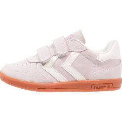 Hummel VICTORY INFANT Tenisówki i Trampki gray lilac. Szare trampki dziewczęce Hummel, z materiału. Za 249,00 zł.