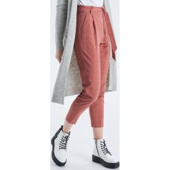 Spodnie high waist z paskiem - Pomarańczowy. Pomarańczowe spodnie damskie Cropp, bez wzorów, z podwyższonym stanem. Za 99,99 zł.