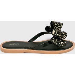 Melissa - Japonki Flip Flop Sweet. Czarne klapki damskie marki Melissa, bez wzorów, z materiału, bez obcasa. Za 279,90 zł.