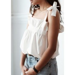 Bluzka Mela White M/L. Białe podkoszulki damskie Laurella, m, bez wzorów, z wiskozy, bez kołnierzyka. Za 99,00 zł.