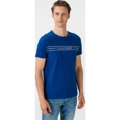 Tommy Hilfiger Koszulka Niebieski. Niebieskie podkoszulki męskie TOMMY HILFIGER, l, z nadrukiem, z bawełny, bez kołnierzyka, krótkie. Za 187,95 zł.