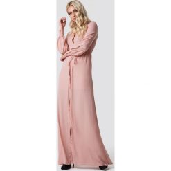 MANGO Sukienka maxi Mia-a - Pink. Różowe sukienki damskie marki Mango, w paski, bez kołnierzyka, bez rękawów, długie, maxi. W wyprzedaży za 194,37 zł.