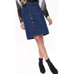 SPÓDNICA DENIMOWA ZAPINANA NA GUZIKI, W MODNYM FASONIE. Niebieskie spódniczki damskie jeansowe marki Top Secret, na lato, midi. Za 139,99 zł.