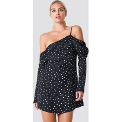 Linn Ahlborg x NA-KD Sukienka na jedno ramię - Black. Czarne sukienki damskie na komunię marki Linn Ahlborg x NA-KD, z poliesteru. W wyprzedaży za 60,97 zł.