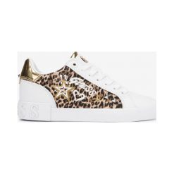 Guess Pryde2 Tenisówki Biały. Białe trampki i tenisówki damskie Guess, z aplikacjami, z materiału, bez zapięcia. Za 480,95 zł.