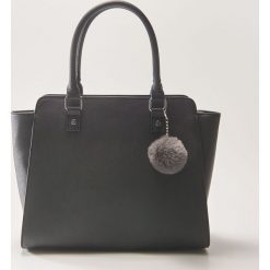 Torba typu tote z brelokiem - Czarny. Czarne torebki klasyczne damskie House, z breloczkiem. Za 99,99 zł.