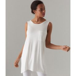Top oversize z dekoltem na plecach - Kremowy. Białe topy damskie Mohito, s, bez wzorów, z dekoltem na plecach. W wyprzedaży za 39,99 zł.