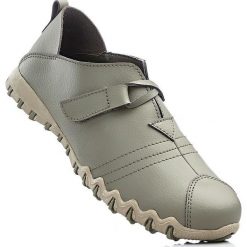 Półbuty wsuwane skórzane bonprix zielony khaki. Zielone buty sportowe damskie bonprix, bez wzorów, sportowe, bez obcasa, bez zapięcia. Za 99,99 zł.