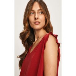 Answear - Bluzka. Czerwone bluzki damskie ANSWEAR, na co dzień, s, bez wzorów, z wiskozy, z okrągłym kołnierzem, z krótkim rękawem. Za 49,90 zł.