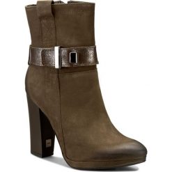 Botki CARINII - B3795 I43-000-PSK-B87. Zielone botki damskie skórzane Carinii. W wyprzedaży za 279,00 zł.