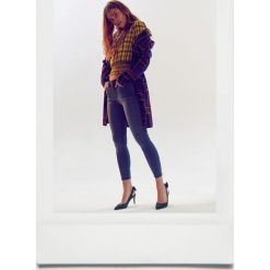 Bluzka w kratę z bufiastymi rękawami. Żółte bluzki damskie Top Secret, bez wzorów, eleganckie, bez kołnierzyka, z krótkim rękawem. W wyprzedaży za 34,99 zł.