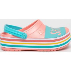 Crocs - Klapki. Czarne klapki damskie Crocs, bez wzorów, z materiału, bez obcasa, na platformie. W wyprzedaży za 259,90 zł.