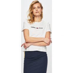 Tommy Jeans - Top. Białe topy damskie marki Tommy Jeans, s, z nadrukiem, z bawełny, z okrągłym kołnierzem. Za 179,90 zł.
