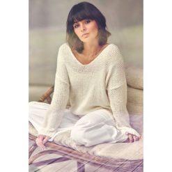 Sweter ze złotą nitką - ecru. Żółte swetry damskie BE, s, bez wzorów, z poliesteru, eleganckie, bez rękawów, bez kaptura. Za 109,00 zł.