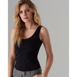 Top z bawełny organicznej Mohito Cares - Czarny. Czarne topy damskie Mohito, xl, bez wzorów, z bawełny, bez kołnierzyka. Za 29,99 zł.