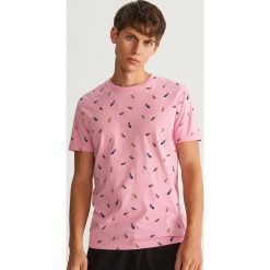 T-shirt z nadrukiem - Różowy. Czerwone t-shirty męskie z nadrukiem marki Reserved, l. W wyprzedaży za 29,99 zł.