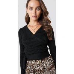 NA-KD Kopertowy sweter w prążki - Black. Czarne swetry damskie NA-KD, bez wzorów, z dzianiny, z długim rękawem, długie, bez kaptura. Za 161,95 zł.