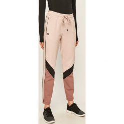 Under Armour - Spodnie. Różowe spodnie damskie Under Armour, s, bez wzorów, z bawełny. Za 219,90 zł.