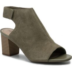 Sandały CLARKS - Deva Bell 261400034 Olive. Zielone klapki damskie Clarks, bez wzorów, ze skóry, bez obcasa, na obcasie. W wyprzedaży za 209,00 zł.
