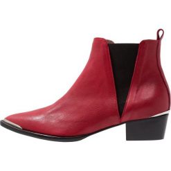 Toral Ankle boot lotus rojo. Czerwone botki damskie na zamek Toral, z materiału. Za 799,00 zł.