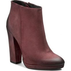 Botki CARINII - B3677 B73-000-PSK-B87. Czerwone botki damskie na obcasie marki Carinii, z materiału. W wyprzedaży za 279,00 zł.