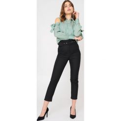 NA-KD Classic Spodnie z wysokim stanem i paskiem - Black. Czarne spodnie damskie NA-KD Classic, z podwyższonym stanem. Za 161,95 zł.