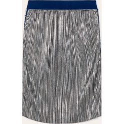 Guess Jeans - Spódnica dziecięca 118-175 cm. Szare spódniczki dziewczęce Guess Jeans, z aplikacjami, z poliesteru, midi, rozkloszowane. W wyprzedaży za 149,90 zł.