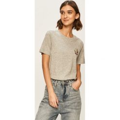Jacqueline de Yong - T-shirt. Białe bluzki damskie Jacqueline de Yong, s, z aplikacjami, z bawełny, casualowe, z okrągłym kołnierzem, z krótkim rękawem. W wyprzedaży za 49,90 zł.