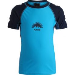 Hummel SWIM TEE Koszulka sportowa turcheese. Niebieskie t-shirty chłopięce Hummel, z elastanu. Za 169,00 zł.