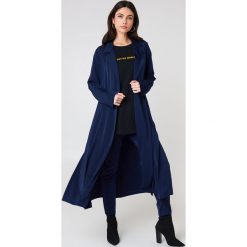 NA-KD Błyszczący trencz - Blue. Niebieskie płaszcze damskie NA-KD, bez wzorów, z elastanu, klasyczne. Za 242,95 zł.