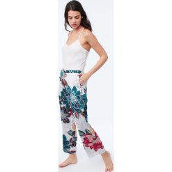 Etam - Top piżamowy Cosmos. Białe piżamy damskie Etam, s, bez wzorów, z poliesteru, bez rękawów. W wyprzedaży za 49,90 zł.