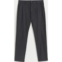 Spodnie chino slim - Czarny. Czarne spodnie męskie Reserved, bez wzorów. Za 149,99 zł.