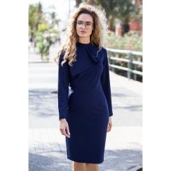 LOURDES Sukienka z żabotem - granatowa. Sukienki damskie Moe, do pracy, s, bez wzorów, z elastanu, biznesowe, bez kołnierzyka, bez rękawów, długie, ołówkowe. W wyprzedaży za 84,50 zł.