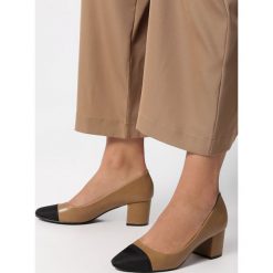 Khaki Czółenka Camelopard. Brązowe czółenka damskie Born2be, bez wzorów, na średnim obcasie, na słupku. Za 69,99 zł.