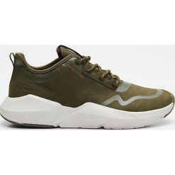 Niskie sneakersy - Khaki. Brązowe sneakersy męskie Cropp, bez zapięcia. W wyprzedaży za 49,99 zł.