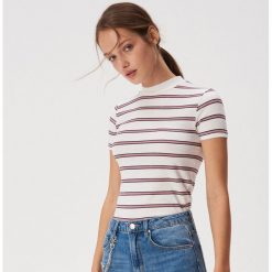Bawełniana koszulka basic - Biały. Białe koszulki damskie Sinsay, s, z bawełny. Za 9,99 zł.