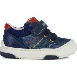 Geox tenisówki chłopięce JAY B023DC_01322_C4002 21 ciemnoniebieskie. Niebieskie buty chłopięce sportowe Geox, z jeansu, bez zapięcia. Za 239,00 zł.
