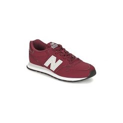 Buty New Balance GM500. Czerwone trampki męskie New Balance, bez wzorów, bez zapięcia. Za 263,20 zł.